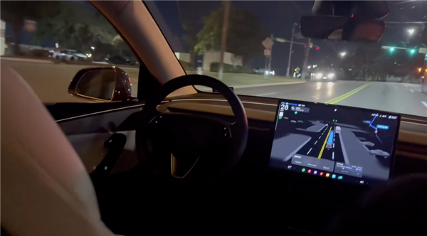 美国网友分享特斯拉 Robotaxi，纯视觉技术路线应对夜间环境 | 图片来源：X