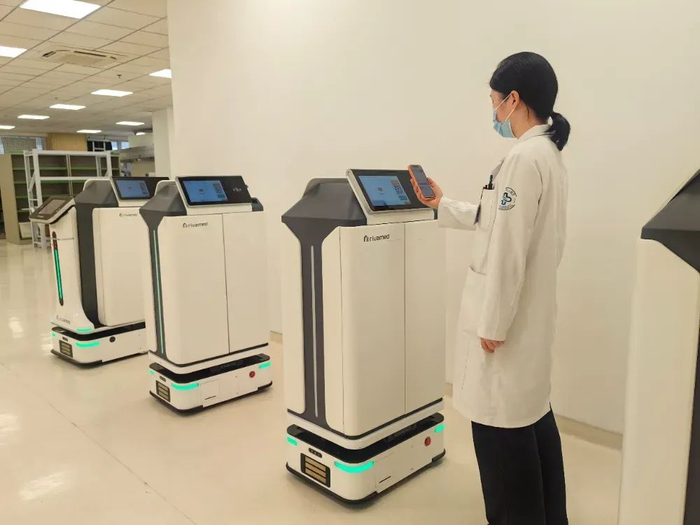 宁大一院方桥院区5G智能物流机器人“小齿轮”