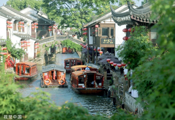 图8：2025年6月18日，江苏苏州，游客乘船在山塘河游玩。王建康/摄