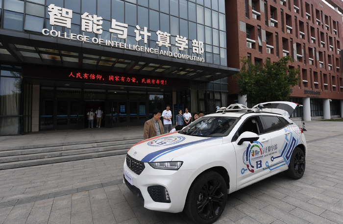 图为天津大学智能与计算学部教师和学生一起调试自动驾驶车辆数据。记者　赵子硕　摄