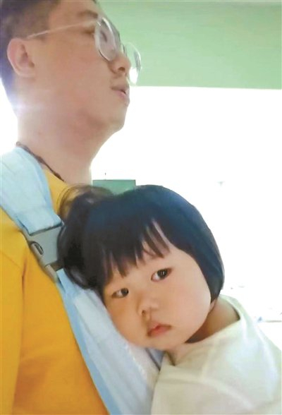 父女一起出门时，女儿总喜欢“挂”在爸爸身上