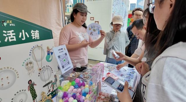 “Movie Land”摊位上工作人员在向观众介绍文创及“玩法”。（孙彦扬摄）