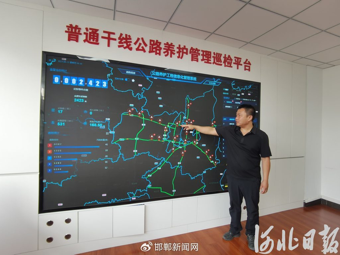 6月12日，沧州市交通运输局工作人员介绍普通干线公路养护管理巡检平台运行情况。河北日报记者李冬云摄