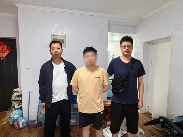 图为民警抓获犯罪嫌疑人现场。（南京市公安局供图 傅佳摄）