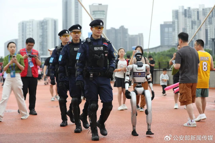 6月15日，江阴市公安局启用人形机器人配合安保警力开展巡逻。杨广益 摄