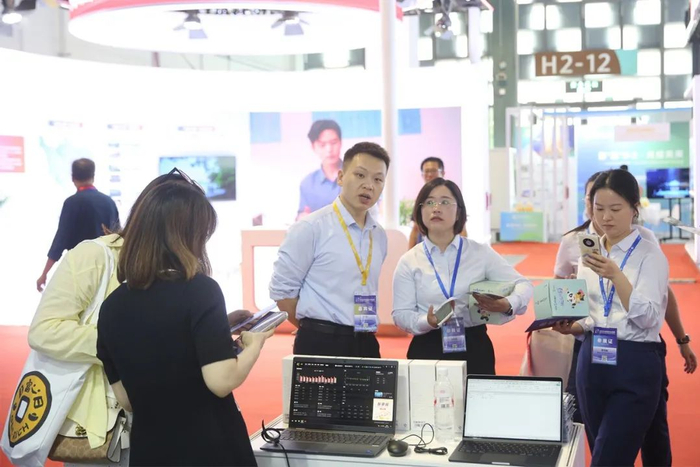 图：观展嘉宾深入了解普兰生态平台