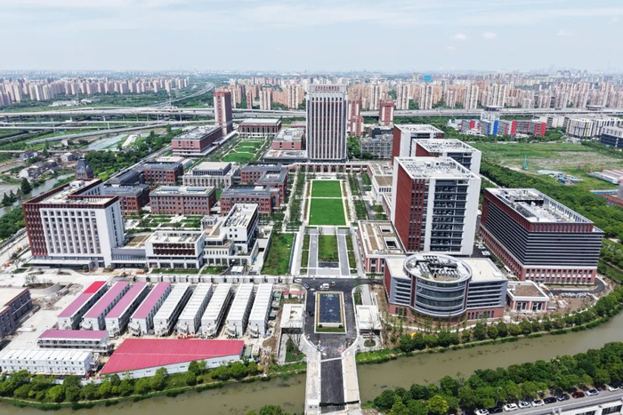 上海交通大学医学院浦东校区已顺利竣工。“上海建工”微信公众号图