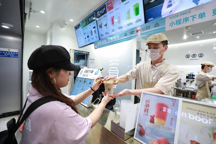 顾客在古茗门店取咖啡（图片来源：古茗）