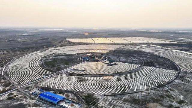 吉西基地鲁固直流140万千瓦外送项目1单元光热100MW工程进展顺利。（李晓明 摄）