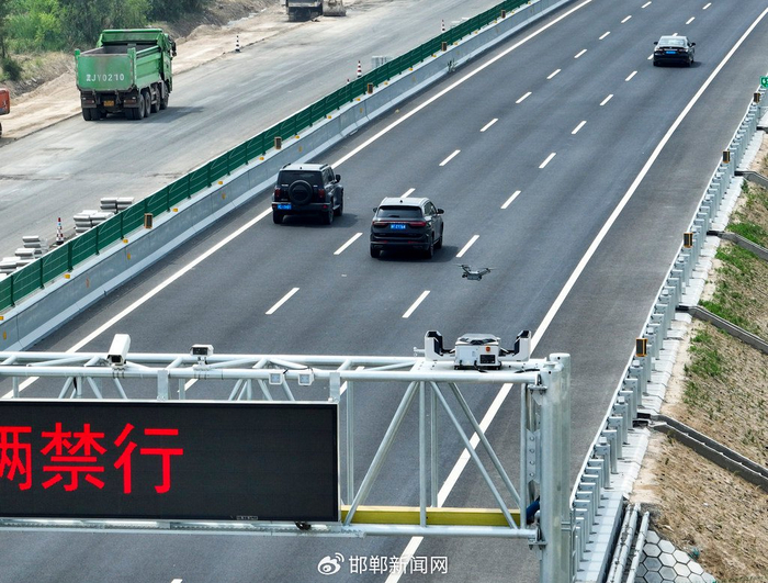 6月13日，一台巡检无人机从石黄、荣乌高速互通连接线附近机巢起飞执行高速巡检任务。董国池摄