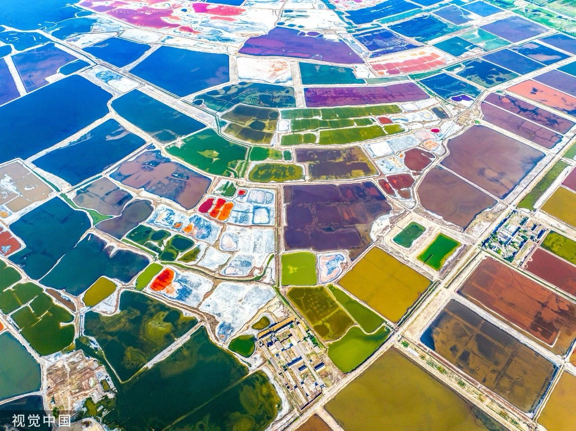 图5：2025年6月17日，山西运城，七彩盐湖宛如大地调色盘。薛俊/摄