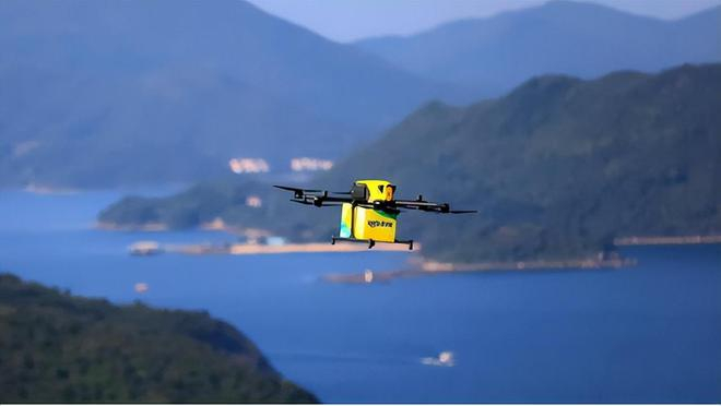在香港海面飞行的美团无人机。图源：美团