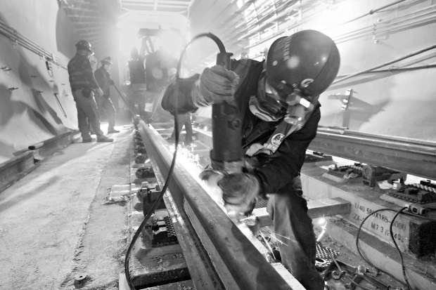 在地铁17号线中段永安里站，工人焊接长轨接头。 本报记者 程功 摄