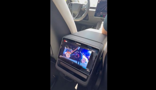 ▲通过特斯拉Robotaxi后排屏播放视频（图源网络）