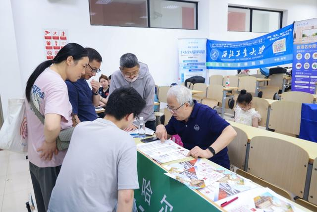 2025年上海首场大型高招咨询会现场。 来源：上海建桥学院