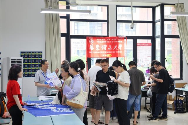 2025年上海首场大型高招咨询会现场。 来源：上海建桥学院