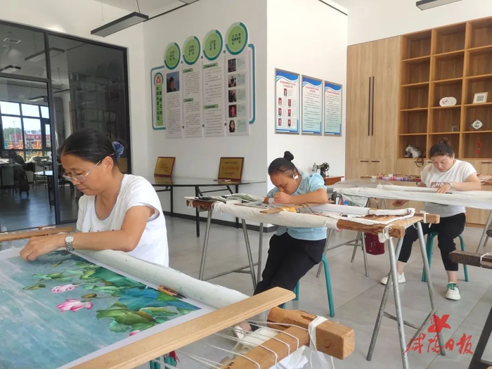       在武功县馨绣民间手工布艺开发有限公司刺绣文创馆，绣娘们正在刺绣。