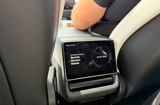 ▲特斯拉Robotaxi后排屏幕上的开始行程按钮（图源网络）