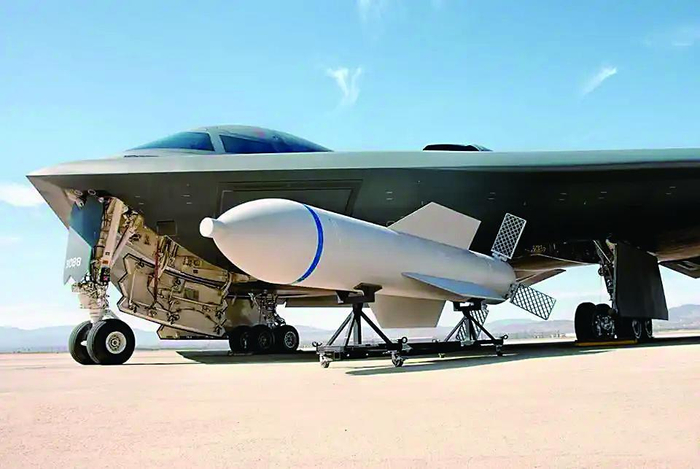     携带GBU-57钻地弹的B-2轰炸机