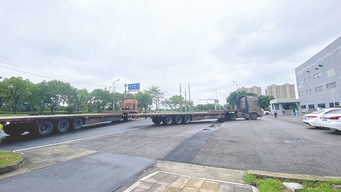 半挂货车驶入安普瑞斯工厂装货。 每经记者 张宝莲 摄