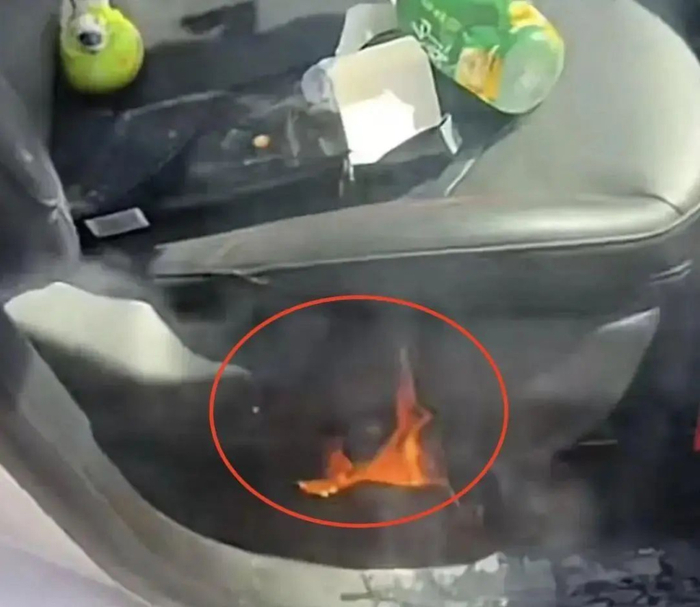 车主在开车途中，车内的打火机因高温发生爆炸，引发车内起火。