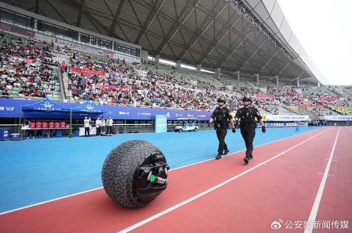 6月14日，扬州市公安局水陆两栖球形机器人与民警联合巡逻。冯晖 摄