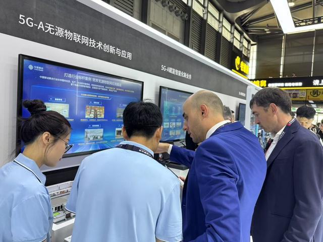 中国移动5G-A展区吸引众多中外展客商。（高晨辉 摄）