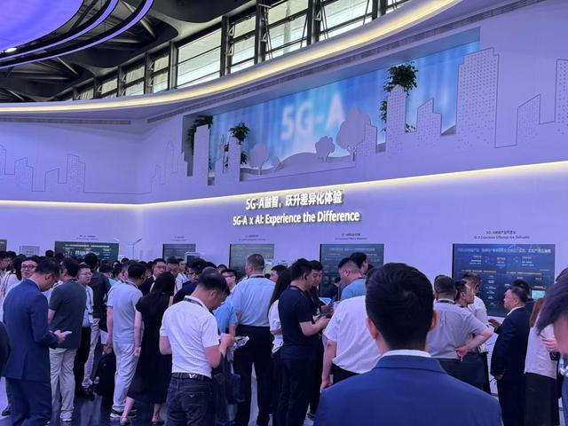 华为5G-A融智展区现场人头攒动。（高晨辉 摄）