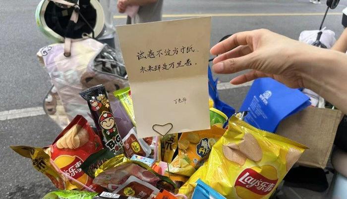中考家长送考感人瞬间_初中中考作文怎么写_南京中考结束家长送考