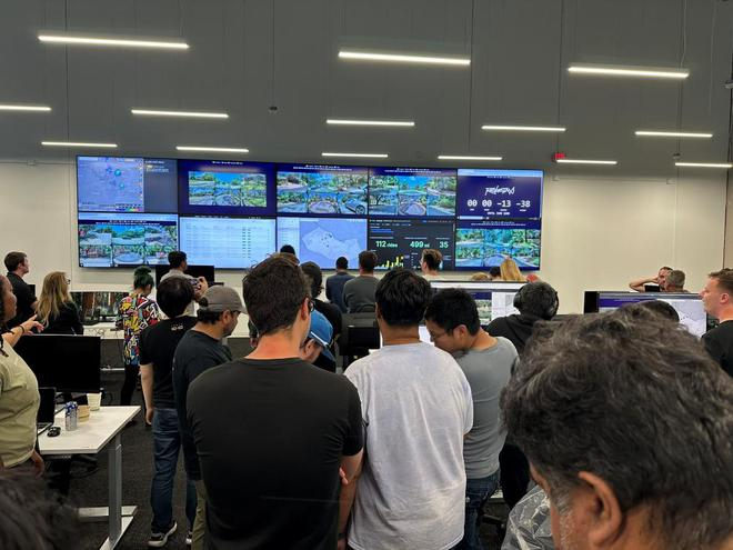 ▲特斯拉团队监测Robotaxi的运行情况