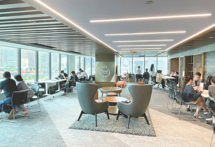 香港保险“限高”进入倒计时。图为每经记者近日探访期间，位于香港尖沙咀中港城的安盛保险签约中心内部情形。 每经记者 涂颖浩 摄