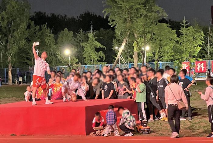 每次线下训练结束，宋智全都和营员们自拍打卡留念。 新京报记者 罗艳 摄