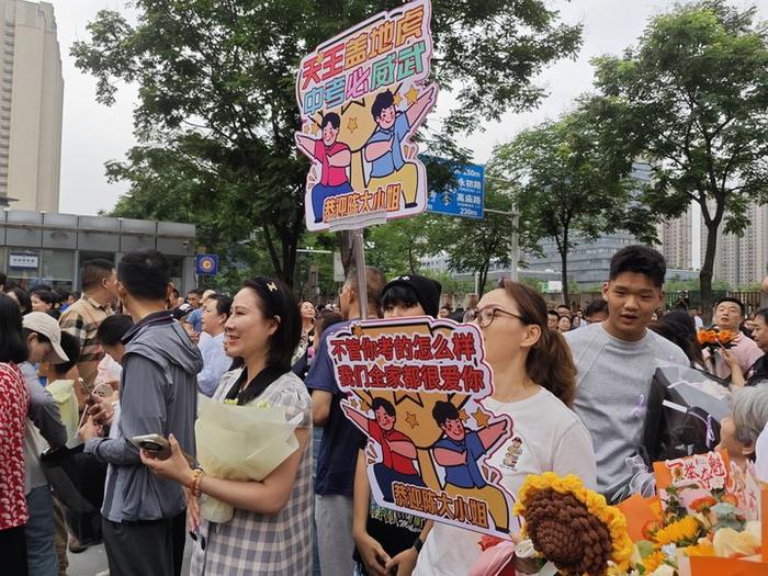 初中中考作文怎么写_南京中考结束家长送考_中考家长送考感人瞬间
