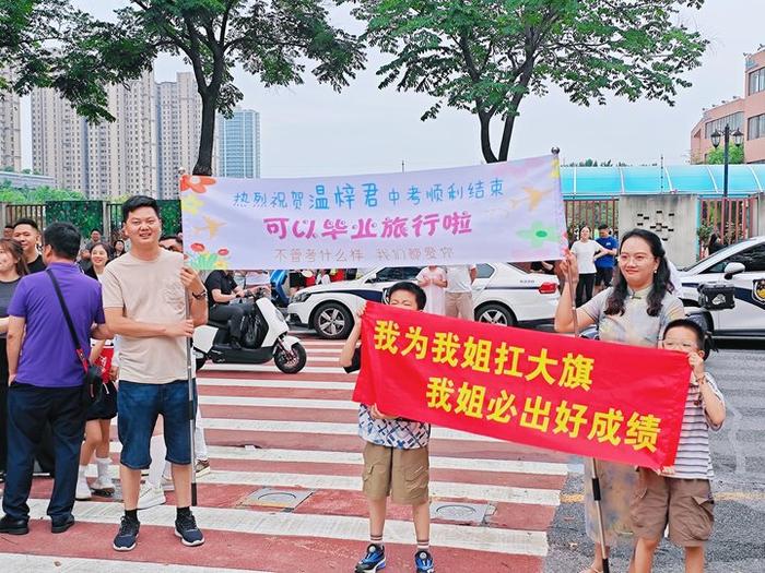 中考家长送考感人瞬间_初中中考作文怎么写_南京中考结束家长送考