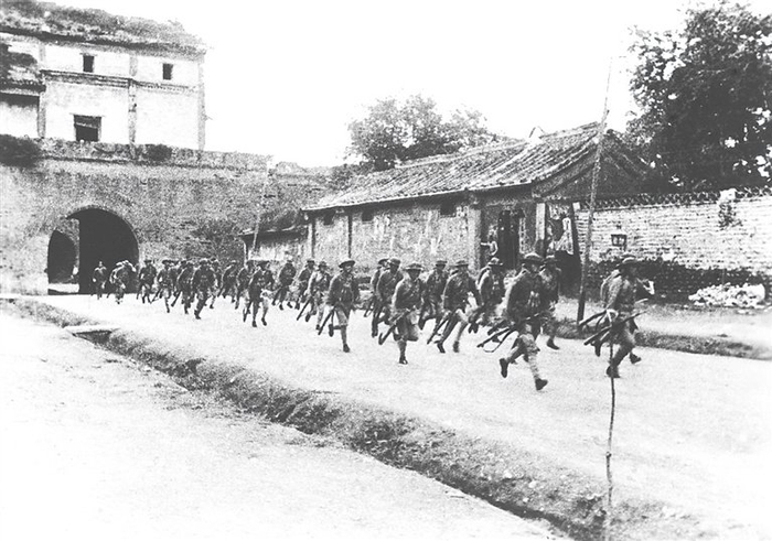 1937年七七事变爆发后，驻守宛平城的中国军队奔赴卢沟桥抵抗日军。