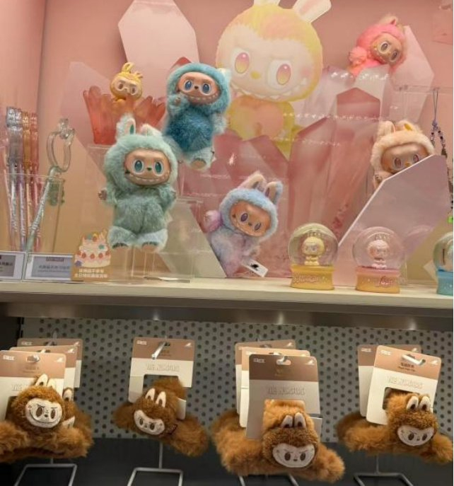 济南恒隆广场泡泡玛特店内摆放的Labubu衍生产品