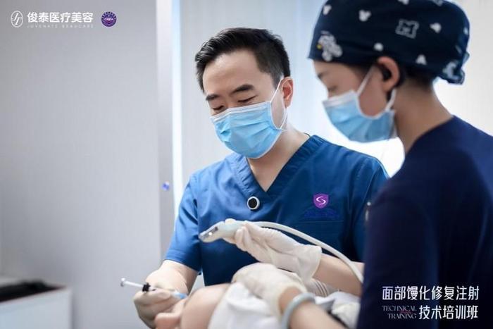 图7:薛志强博士指导可视化注射技巧