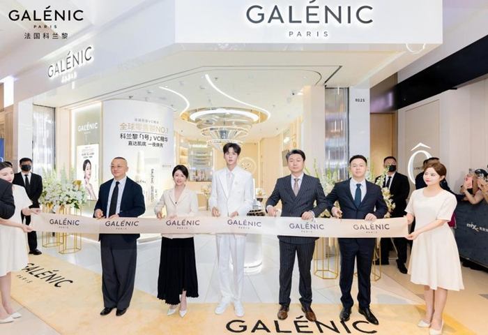 图注：品牌星推官毕雯珺与品牌代表共同为科兰黎全国首家科技护肤精品店剪彩