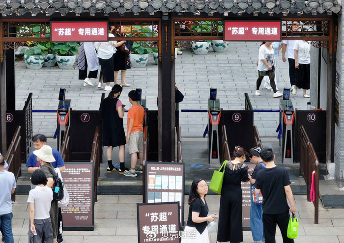 2025年6月15日，江苏扬州瘦西湖风景区。“苏超”开赛以来，扬州市各大景点大推出惠民措施，吸引了众多游客前往观赛游玩，带动了当地旅游、餐饮、住宿等行业的经济发展。图/IC photo