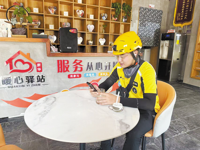     6月15日，石家庄市新华区九中街社区的暖心驿站，外卖骑手正在休息。 本报见习记者 侯淼摄