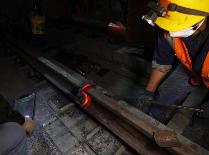 长轨通可为后续电通、车辆冷热滑试验、综合联调及试运营奠定基础。新京报记者 王贵彬 摄