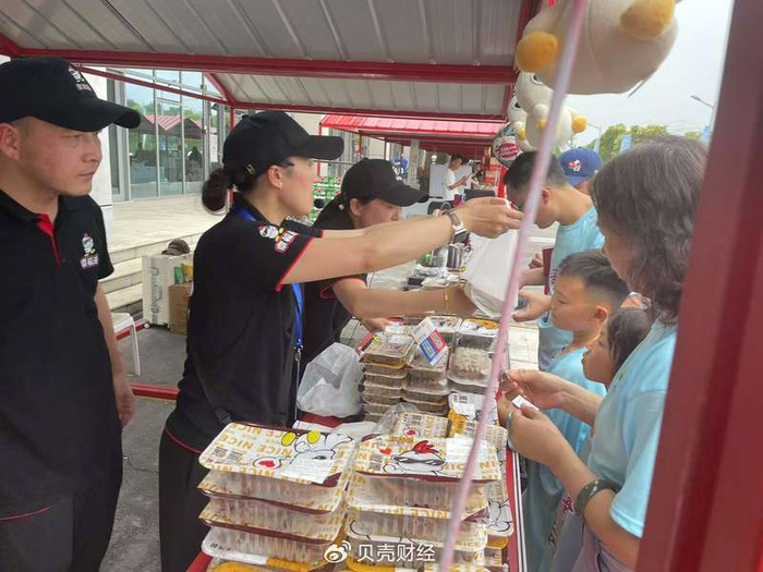 淮安某卤味品牌在美食集市上的摊位，全天营业额预估超过2万元人民币。新京报记者 隋坤 摄