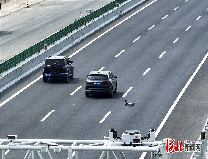 6月13日，一台巡检无人机从石黄、荣乌高速互通连接线附近机巢起飞执行高速巡检任务。 董国池摄