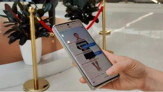 患者在使用宁大一院AI陪诊服务导诊挂号