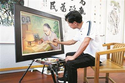 图为刘兴彪在福建谷文昌干部学院画室创作油画《慈祥的母亲》。