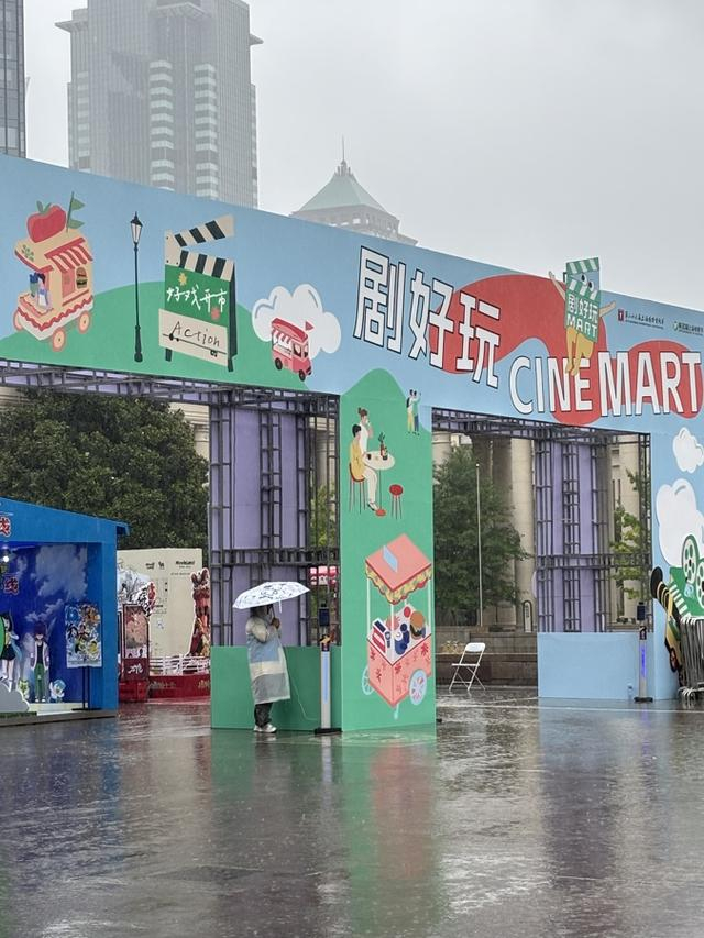 雨中的志愿者陆佳妮。（孙彦扬摄）