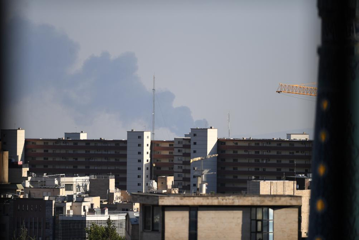 这是6月17日在伊朗首都德黑兰市区拍摄的浓烟。新华社记者沙达提摄