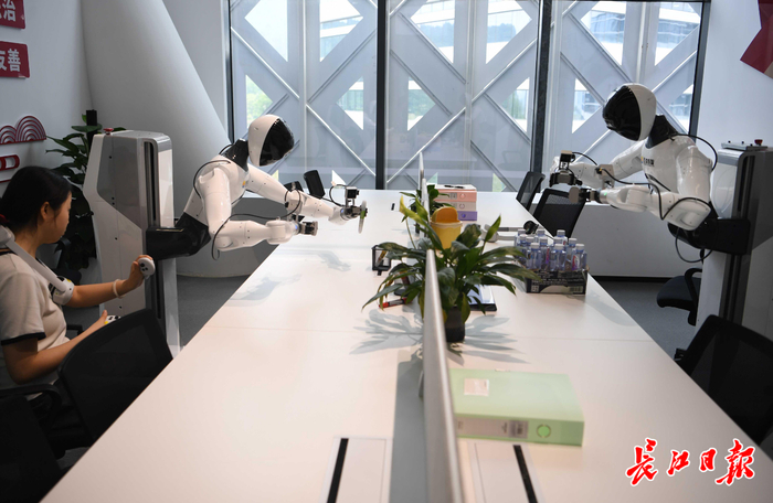 光谷东智机器人在会议室摆放物品。记者高勇 摄