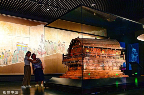 图10：2025年6月20日，呼和浩特，内蒙古博物院新馆面向公众免费试开放，观众参观展出的辽代彩棺。王正/摄