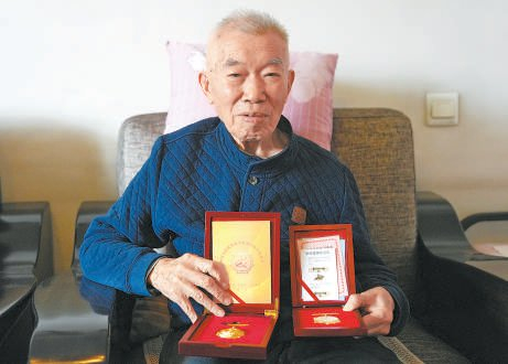 冷启元老人在抗战时期的主要工作是送信和放游动哨。本报记者 和冠欣摄